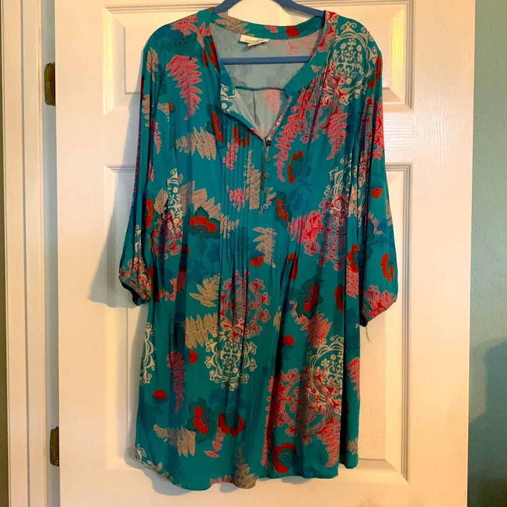FabuPlus colorful tunic by Loralette. Buttons on neckline and elastic 3/4 sleeve